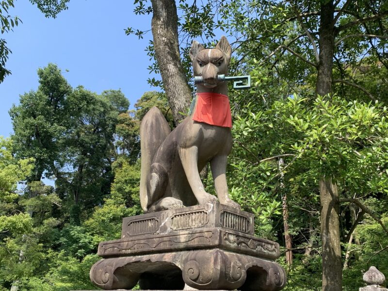 伏見稲荷大社の狛狐の石像