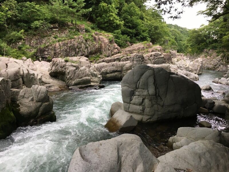 犬上川の大蛇ヶ淵の岩と急流