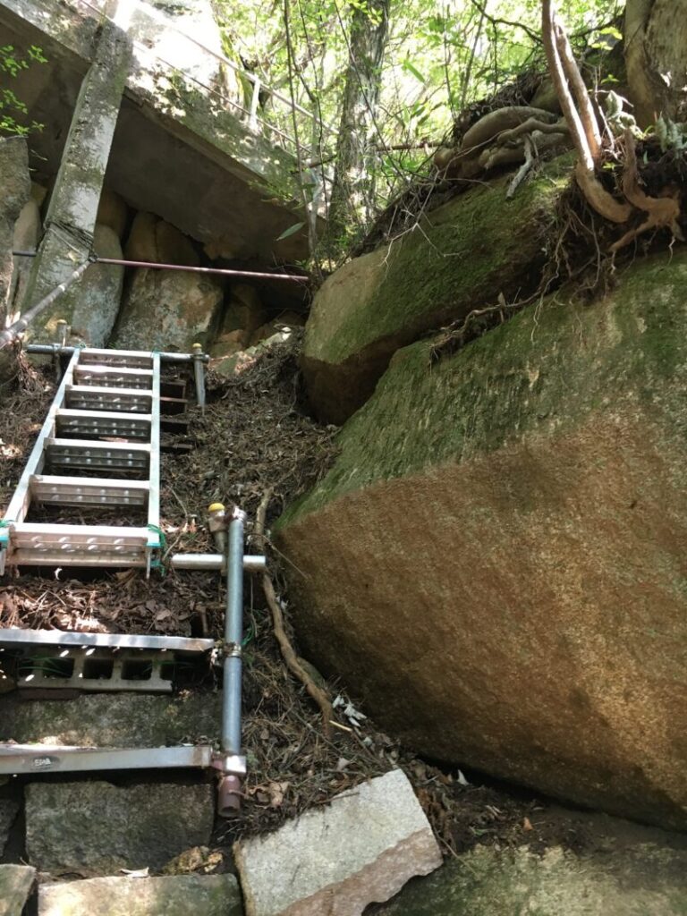 六甲比命神社の参道のはしご