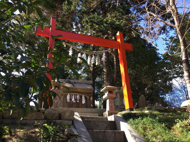 六甲山神社の石宝殿