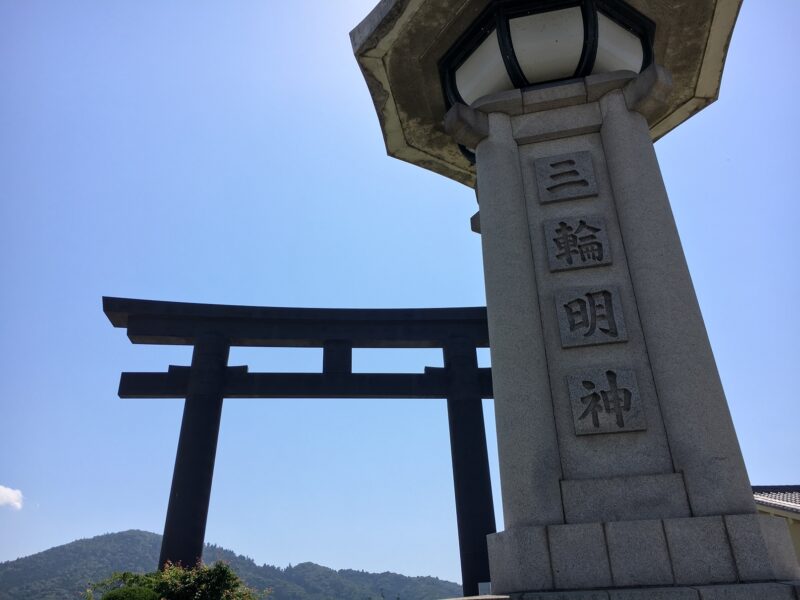 大神神社の大鳥居と灯篭と三輪山