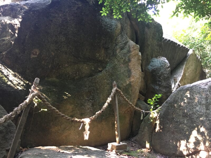 越木岩神社の御神体の磐座　甑岩