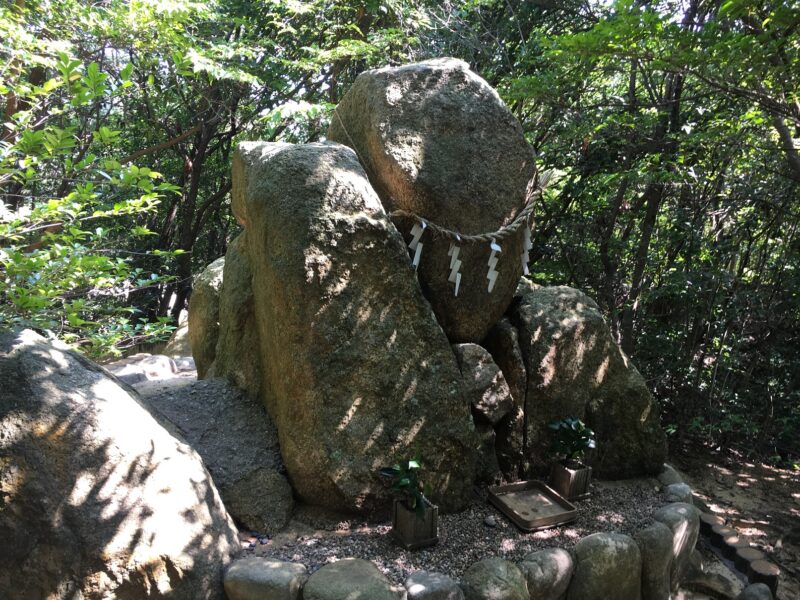 越木岩神社の御神体の磐座　オモイカネを祀る