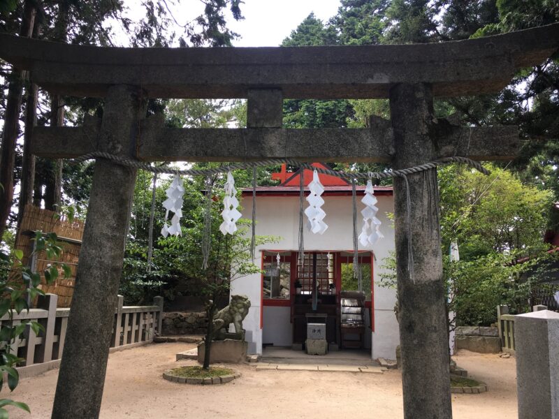 六甲山神社の鳥居　拝殿