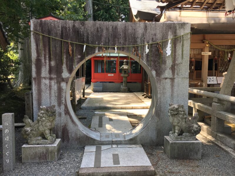 薭田野神社の石の環くぐり