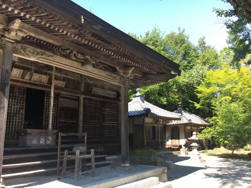 千手寺の本堂と境内
