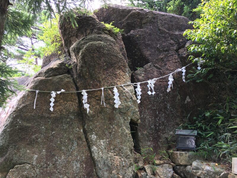 六甲山神社の磐座