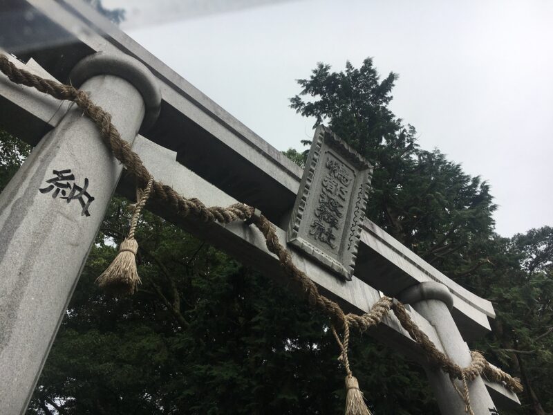 鴨都波神社の鳥居と扁額