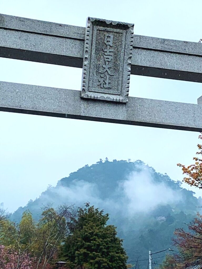 日吉大社の鳥居と八王子山