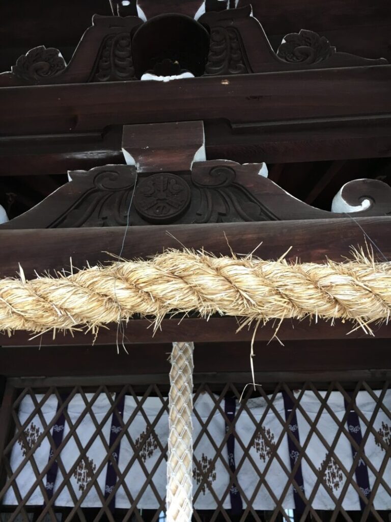 八宮神社のしめ縄と神紋