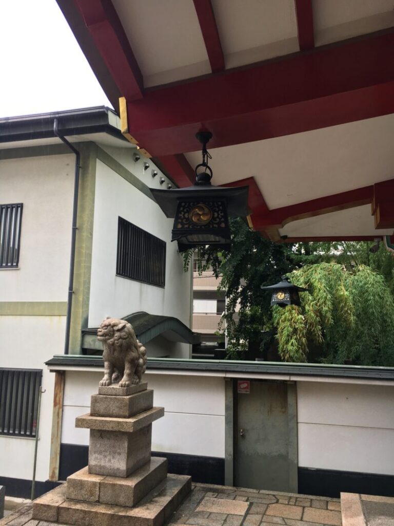 二宮神社の狛犬と屋根