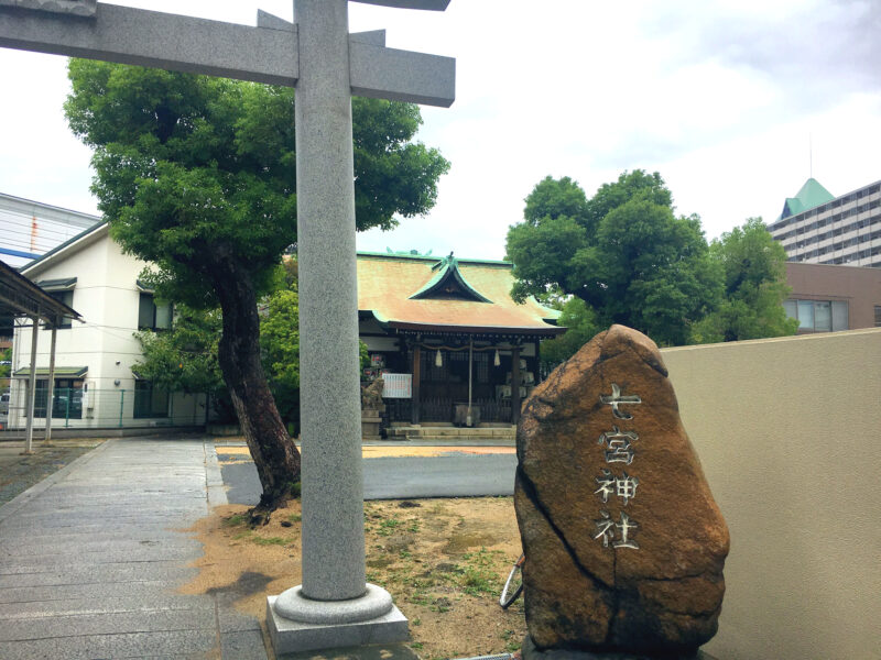 七宮神社の社号碑と社殿