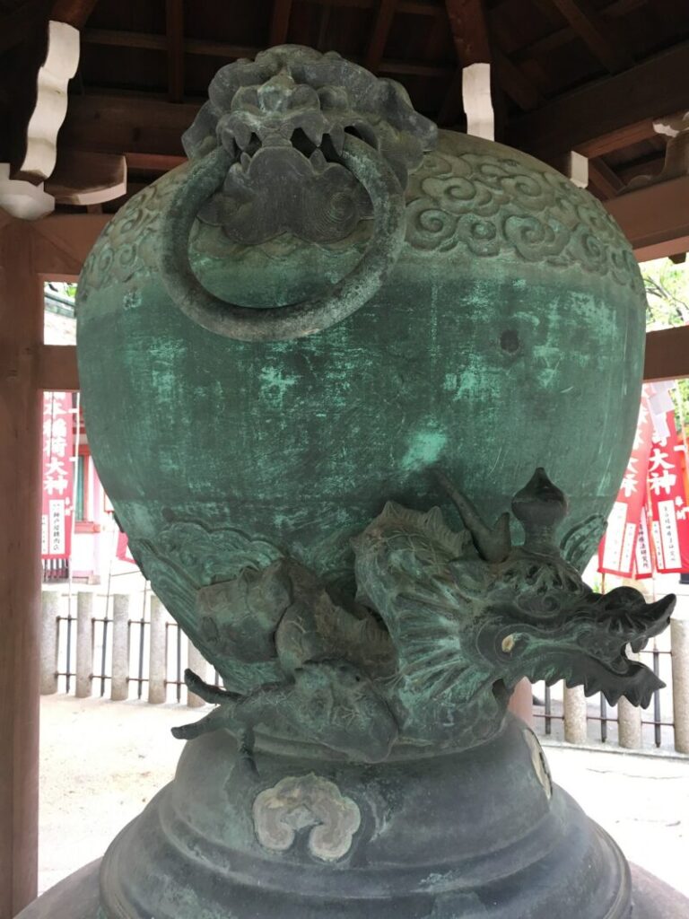湊川神社の手水舎にある龍のモニュメント