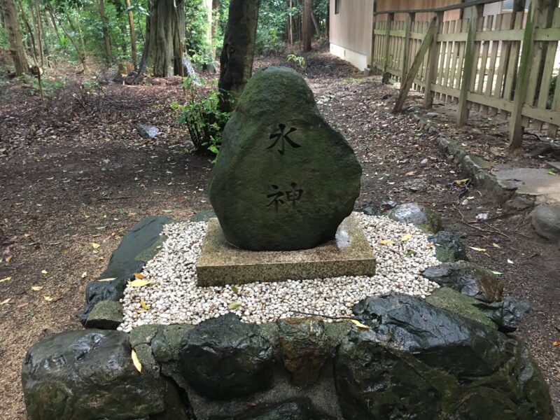 能褒野神社の水神の碑