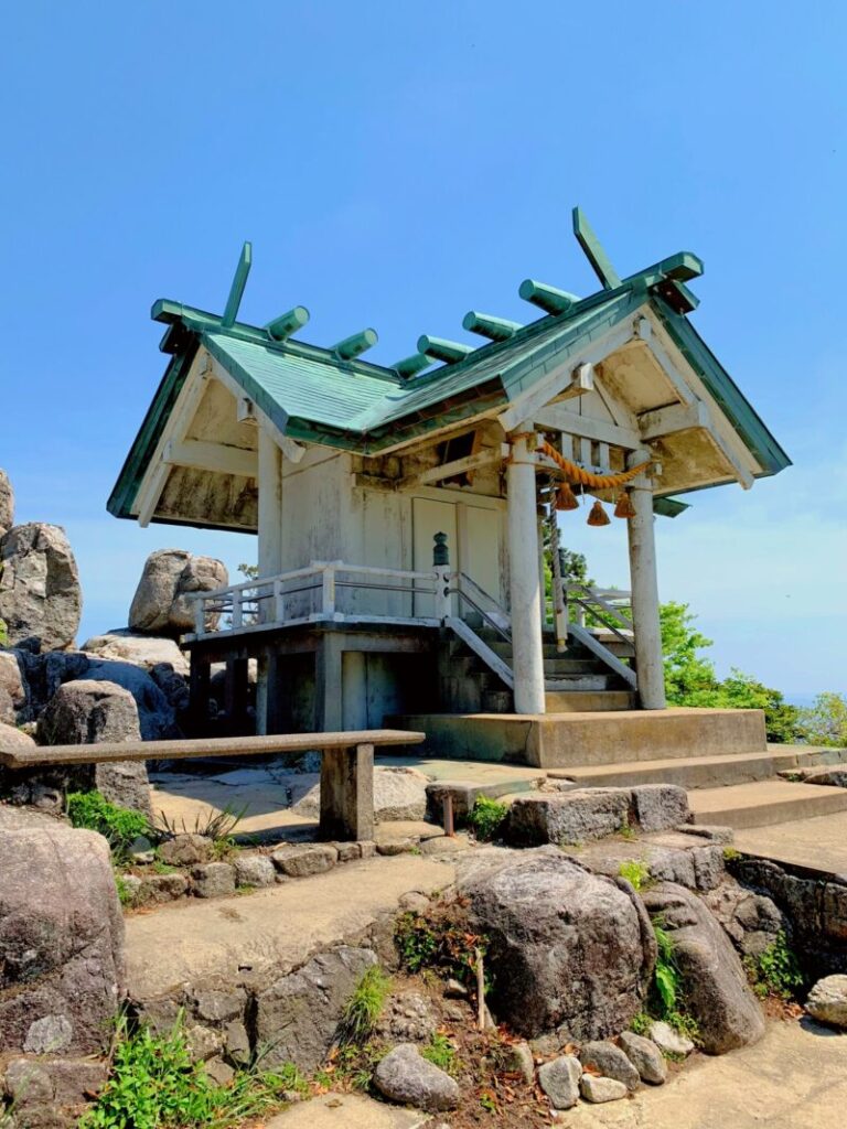 宝満山山頂の竈門神社の本殿