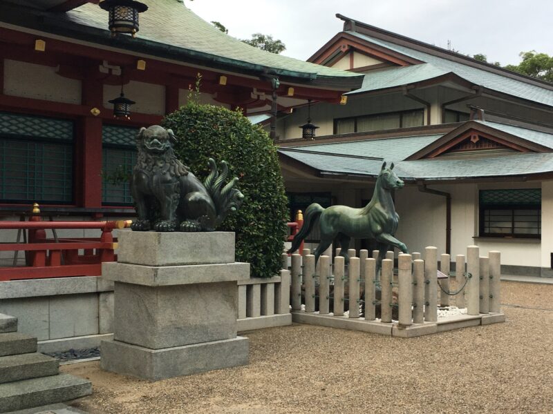 西宮神社の狛犬と神馬