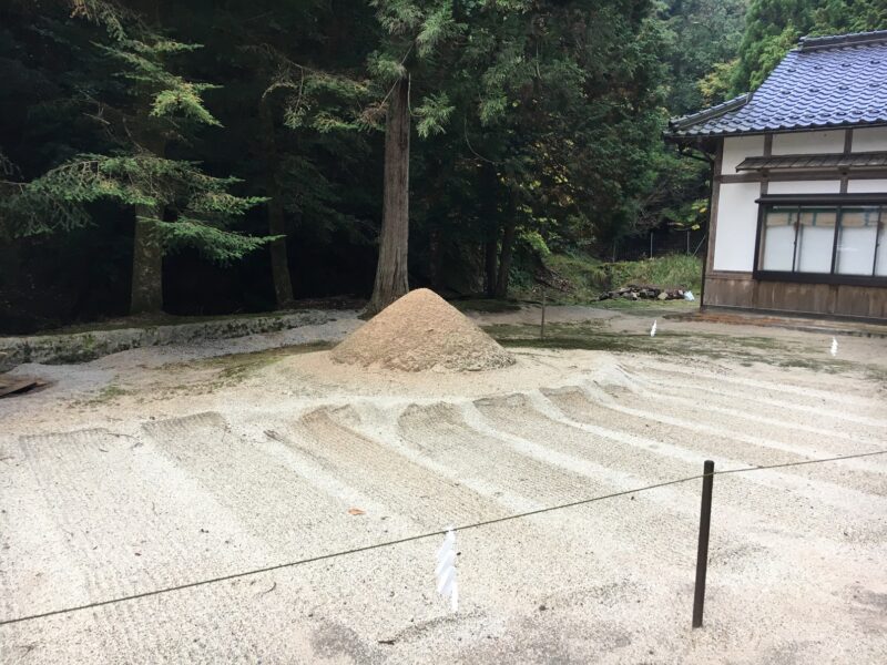 比沼麻奈為神社の砂山