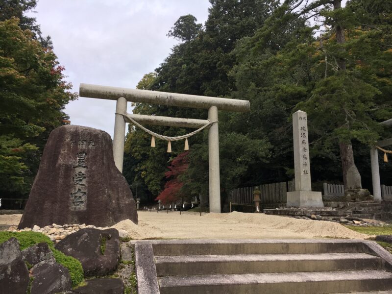 比沼麻奈為神社の鳥居と社号碑