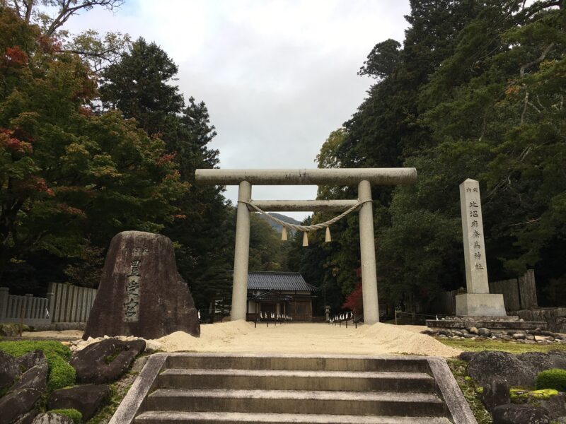 比沼麻奈為神社の鳥居と社号碑