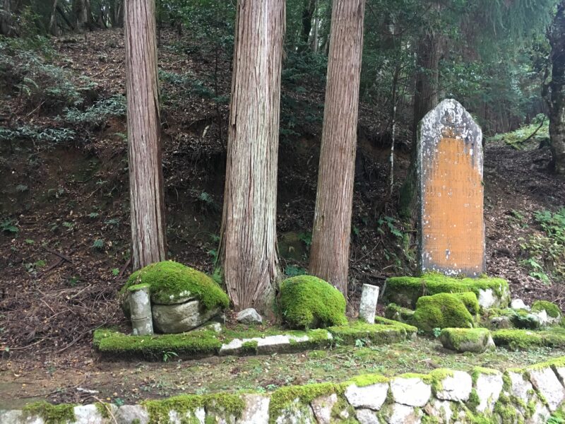 藤社神社の磐座