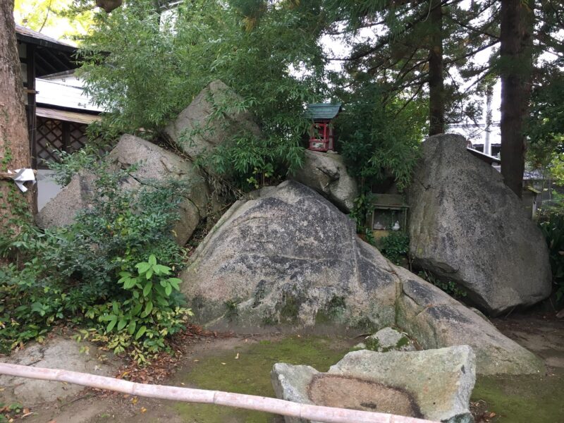 和貴宮神社の水越岩