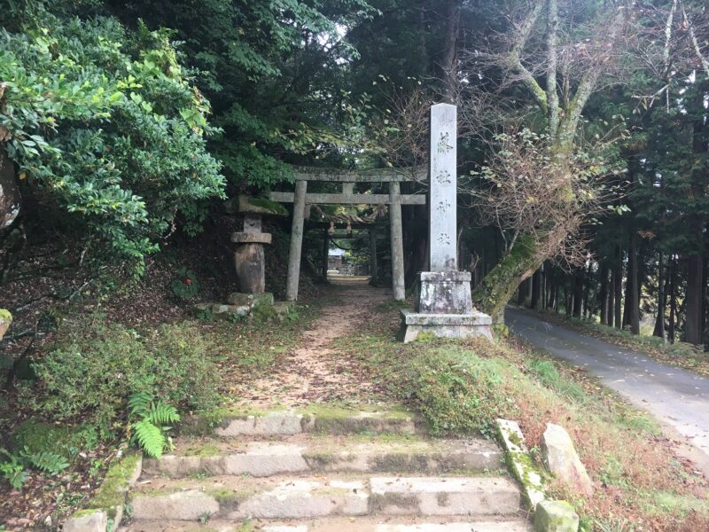 藤社神社の鳥居と社号碑
